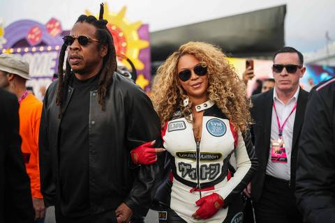 LAS VEGAS, NEVADA - NOVEMBER 22: Jay-Z and Beyonce arrive in the Paddock prior to the F1 Grand Prix of Las Vegas at Las Vegas Strip Circuit on November 22, 2025 in Las Vegas, Nevada.   Alex Bierens de Haan/Getty Images/AFP (Photo by Alex Bierens de Haan / GETTY IMAGES NORTH AMERICA / Getty Images via AFP)
